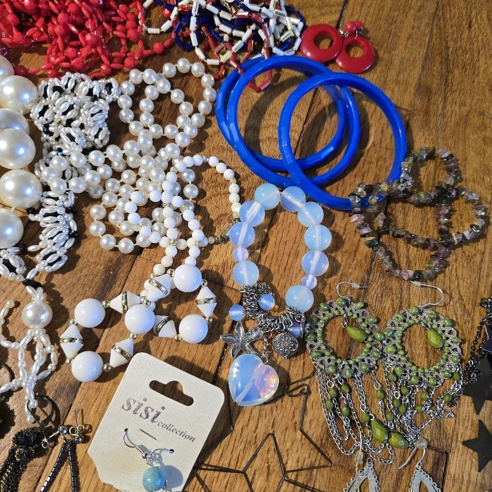 Vintage To Now Jewelry Lot Costume Estate Find Needs Cleaned. Mixed - Picture 9 of 13